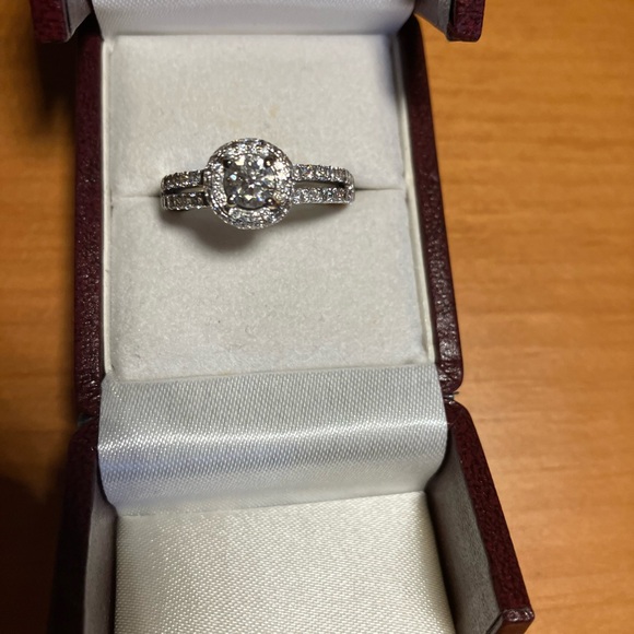 Authentic 14 Kt White Gold Diamond Halo Ring. - Picture 5 of 13